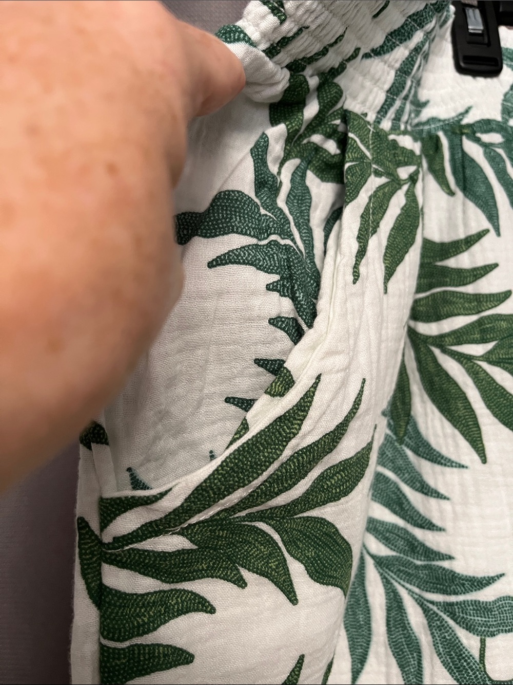 Women's Wide-Leg Leaf Print Pants in Green - Picture 2 of 5